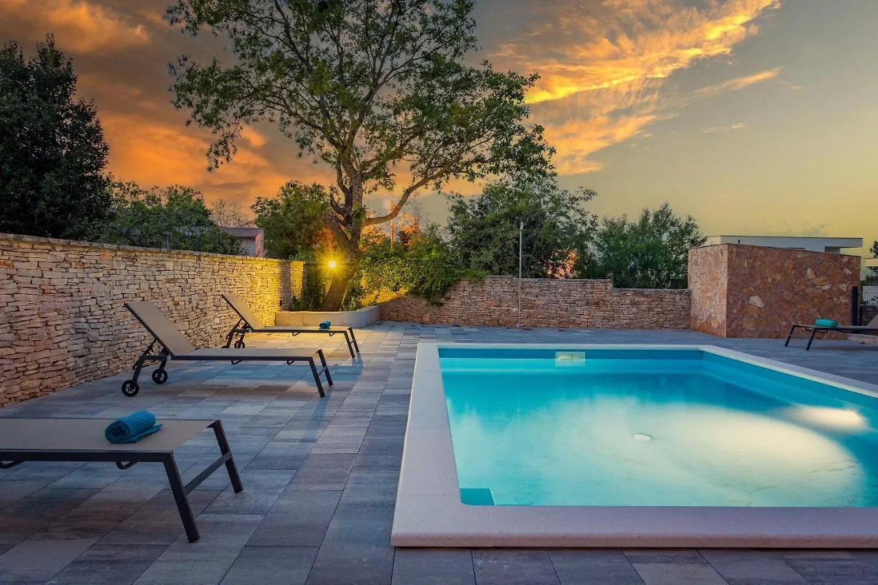 Apartments Cesare With Shared Pool Liznjan